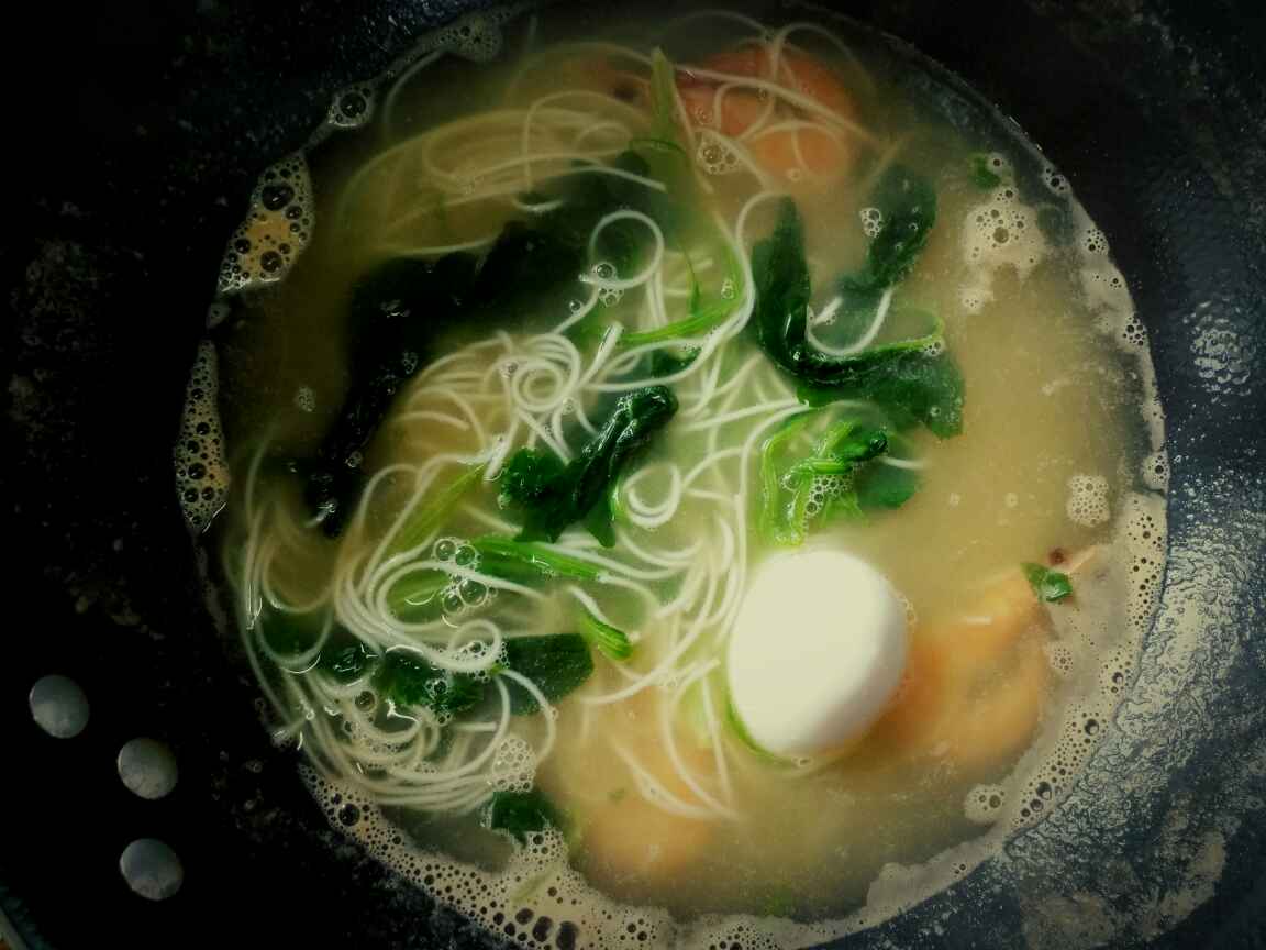 鲜虾菠菜浓汤面步骤6