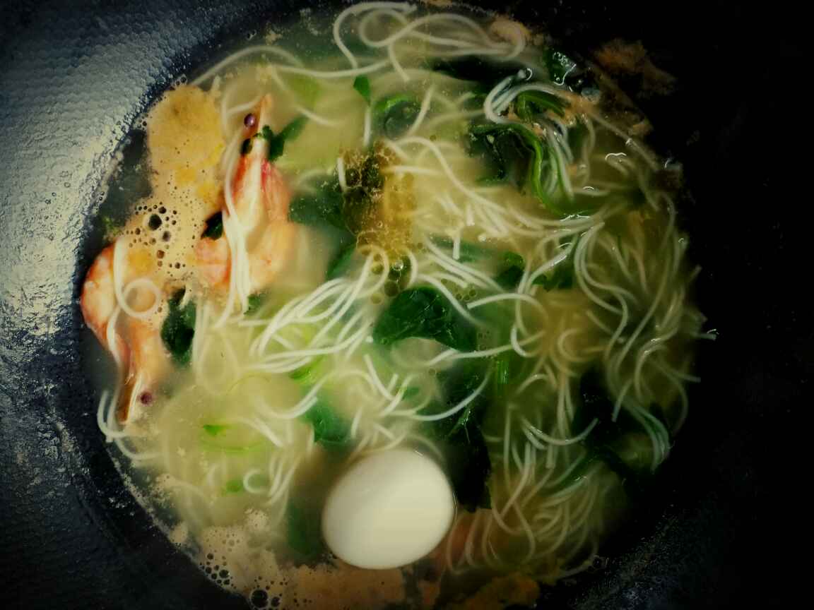 鲜虾菠菜浓汤面步骤7