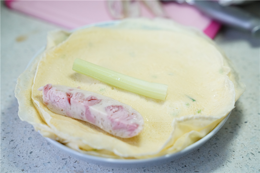 鱼肠蛋饼卷步骤9