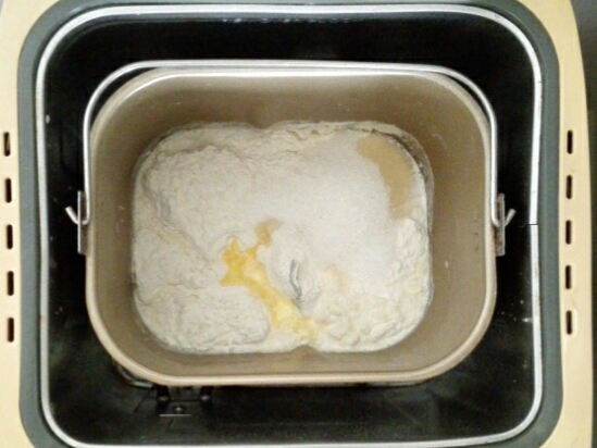 奶油肉松香葱小面包步骤1