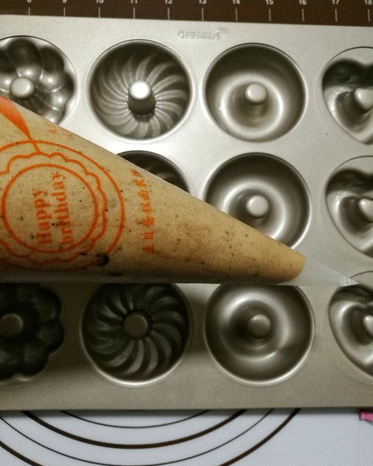巧克力豆甜甜圈蛋糕步骤12