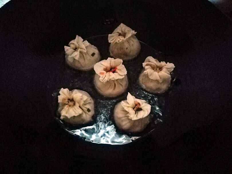 煎蛋抱烧卖步骤4