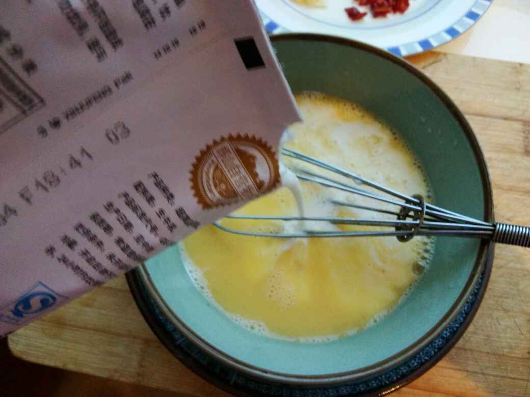浇汁牛奶鸡蛋羹步骤2