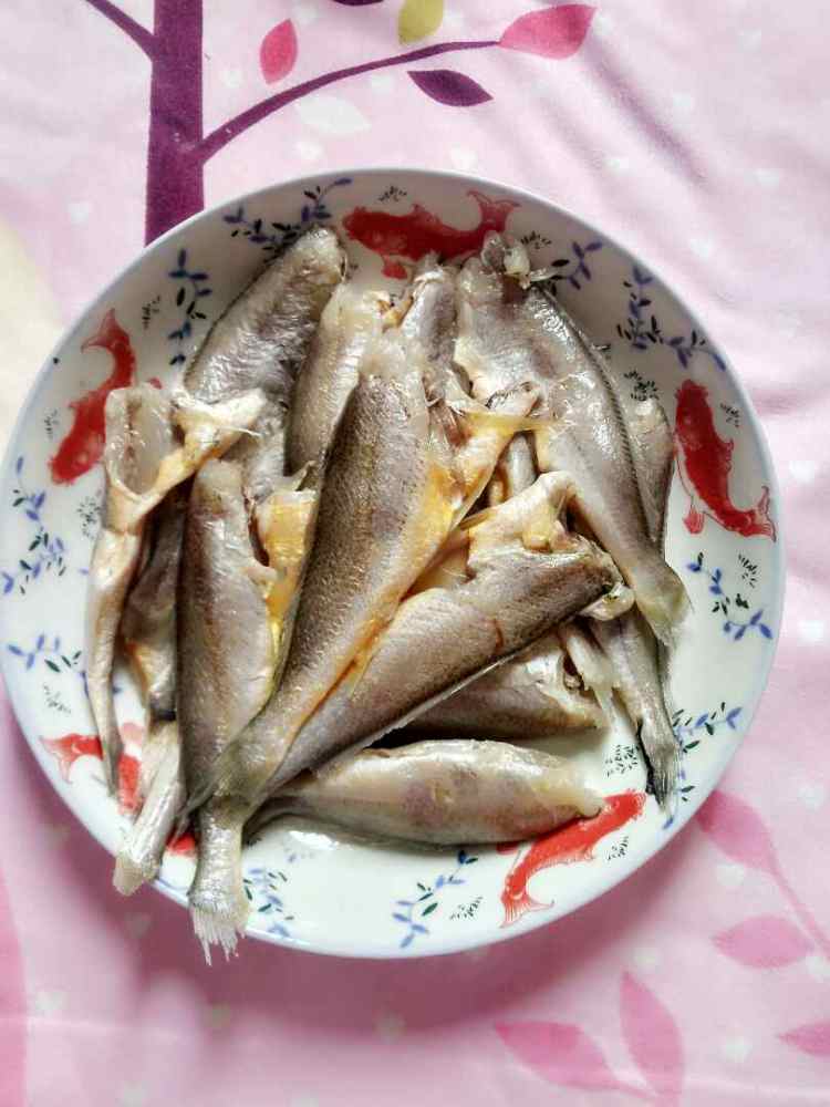 油炸小黄鱼步骤1