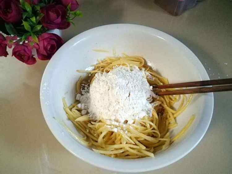 葱香土豆丝鸡蛋饼步骤6