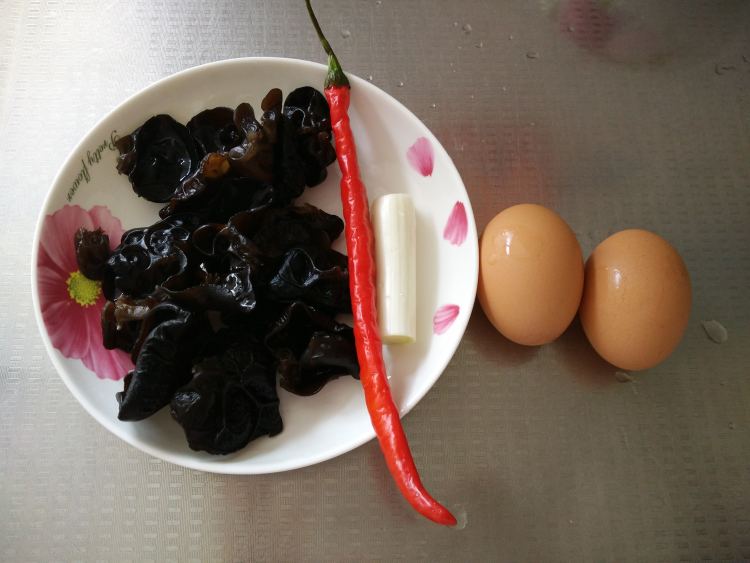 糖醋木耳鸡蛋步骤1