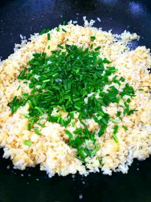 韭菜鸡蛋炒饭步骤6
