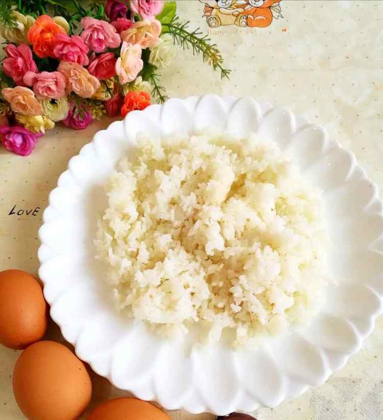 韭菜鸡蛋炒饭步骤1