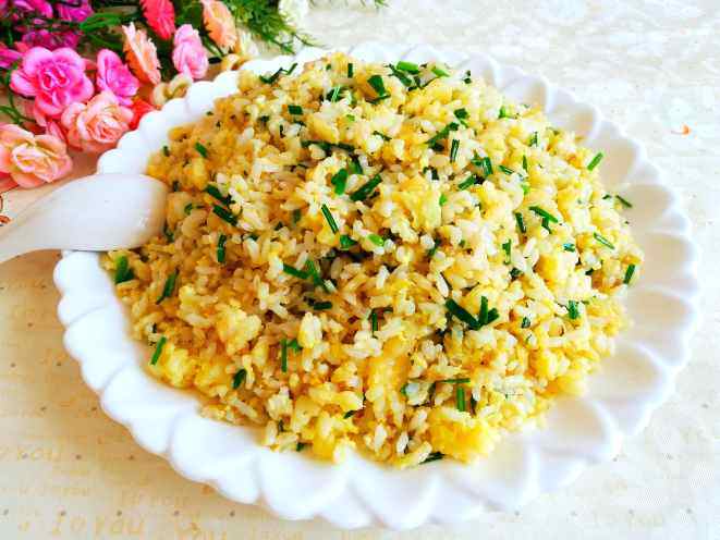 韭菜鸡蛋炒饭步骤8