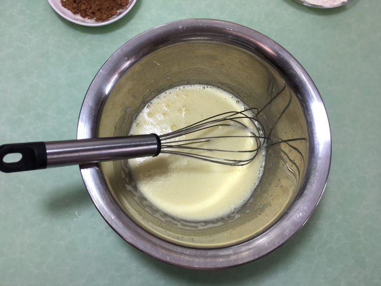 8寸可可味戚风蛋糕步骤3