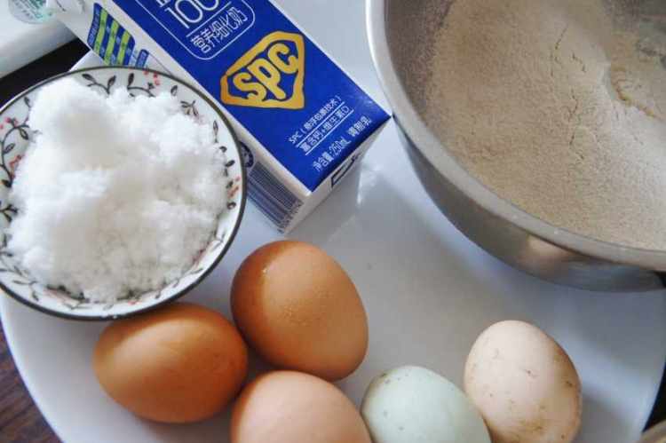黑小麦粉蛋糕卷步骤1