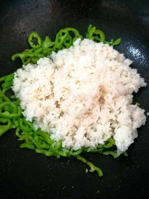 尖椒鸡蛋炒饭步骤5