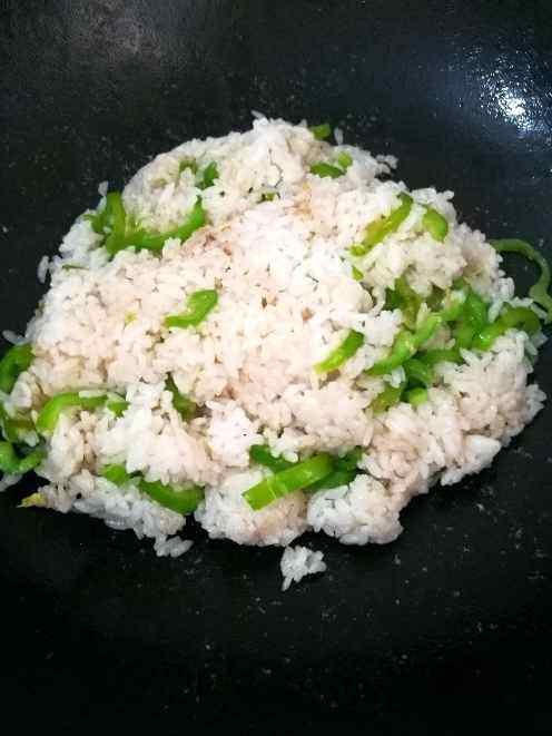 尖椒鸡蛋炒饭步骤6