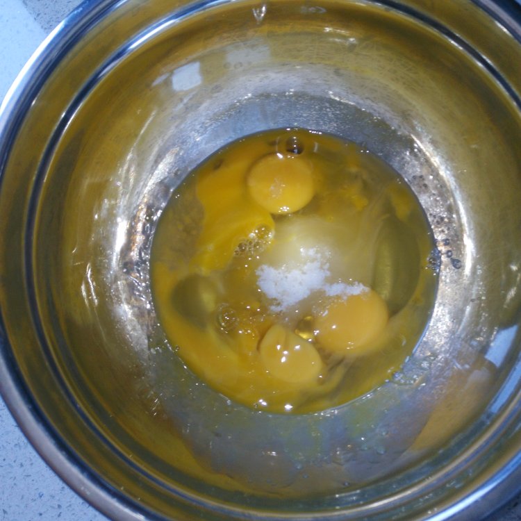 蓝莓果酱酸奶海绵纸杯步骤1
