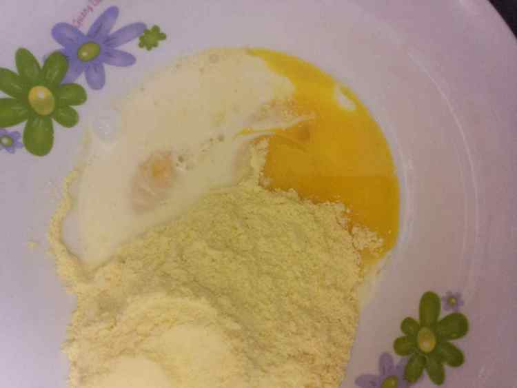 松软香甜玉米饼步骤2