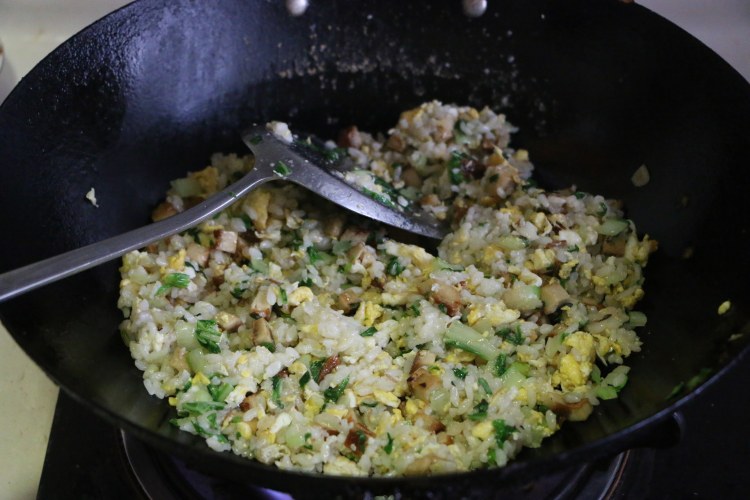 香干青菜炒饭步骤9