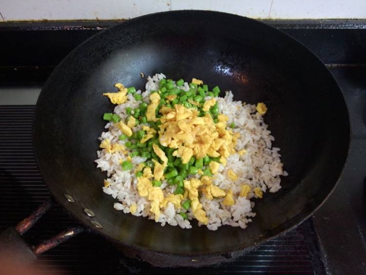 豇豆蛋炒饭步骤7