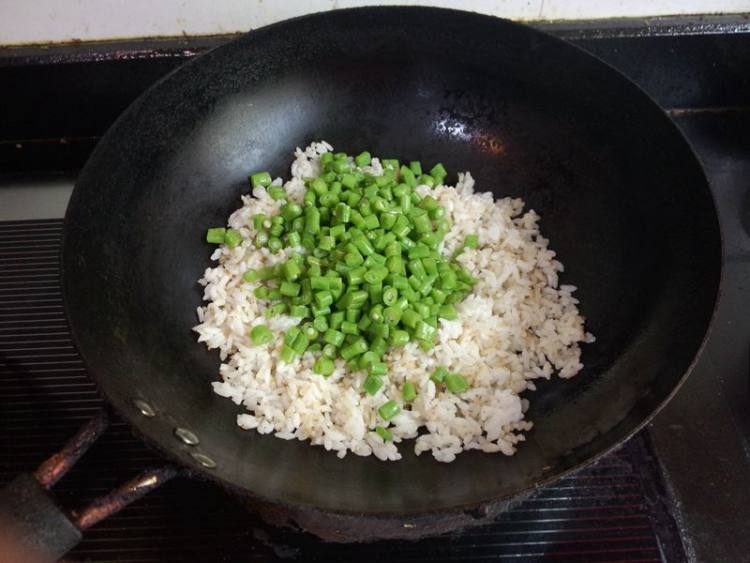 豇豆蛋炒饭步骤6