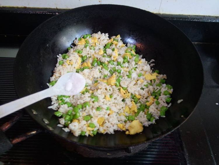 豇豆蛋炒饭步骤8