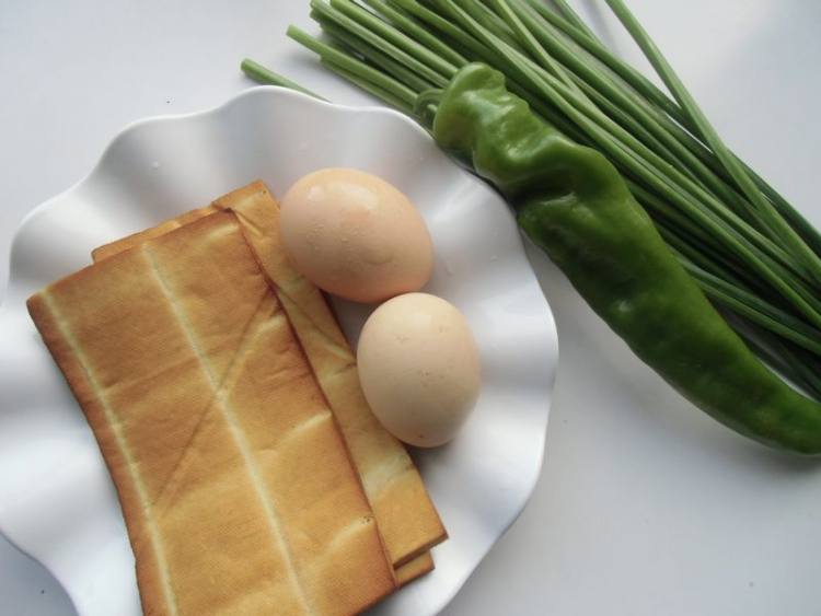 香干鸡蛋炒韭苔步骤1
