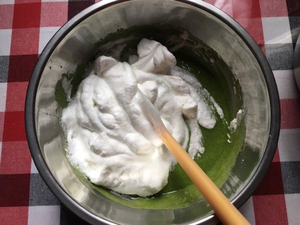菠菜翠绿戚风蛋糕步骤10
