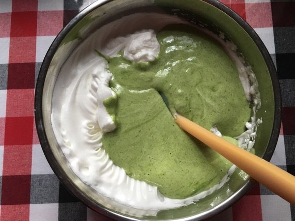 菠菜翠绿戚风蛋糕步骤11