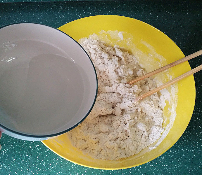 豆腐锅巴韭菜盒子步骤2