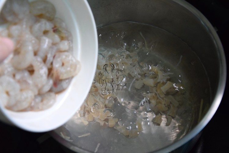 凉瓜鲜虾瑶柱羹汤步骤7