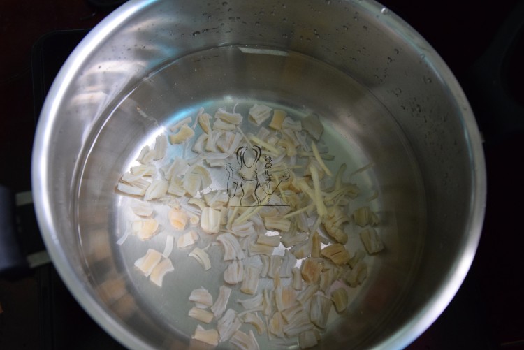 凉瓜鲜虾瑶柱羹汤步骤6