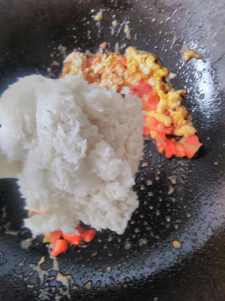 西红柿鸡蛋炒饭步骤7