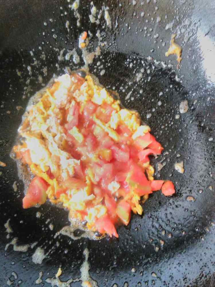 西红柿鸡蛋炒饭步骤6