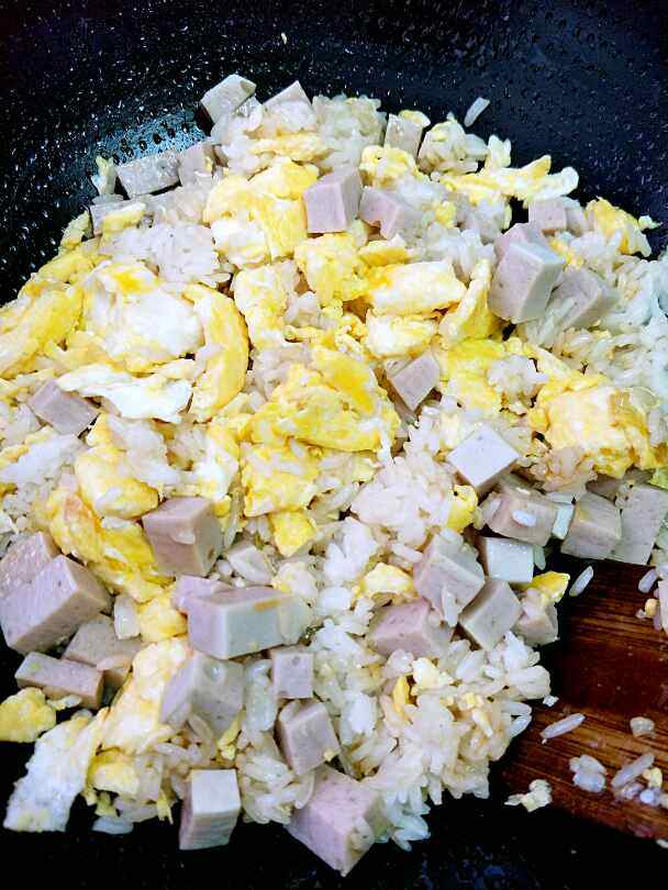 肉糕鸡蛋炒饭步骤5