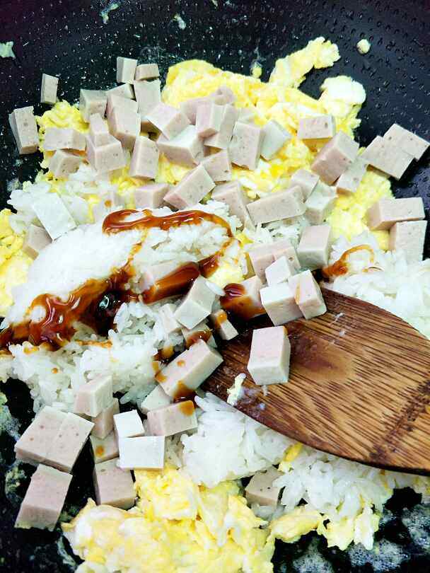 肉糕鸡蛋炒饭步骤4