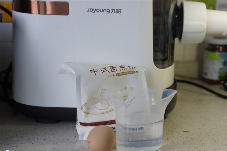 #盛夏餐桌#鸡蛋葱油面步骤1