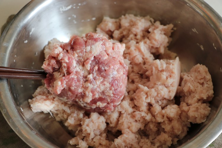 鲢鱼肉水饺步骤2