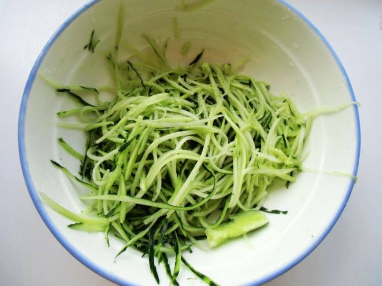 黄瓜鸡蛋饼#盛夏餐桌#步骤2