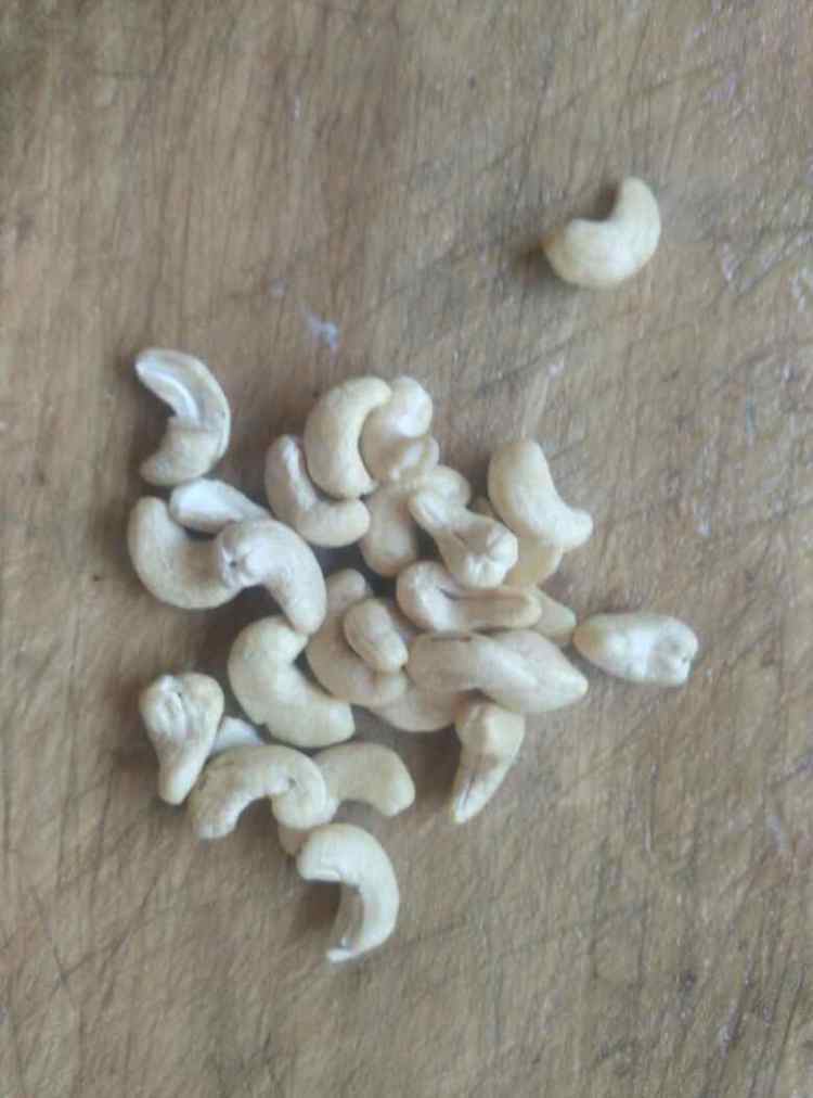 腰果鸡蛋炒米饭步骤2