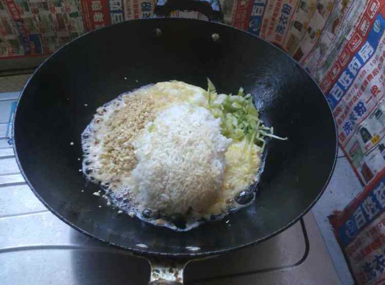腰果鸡蛋炒米饭步骤6
