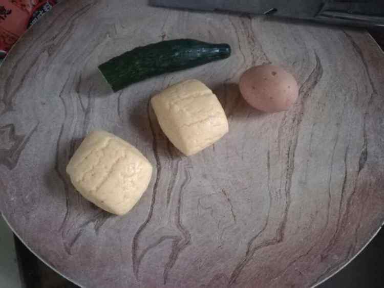 宫爆馒头丁步骤1