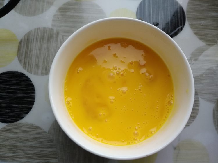 剁椒洋葱叶炒鸡蛋步骤4