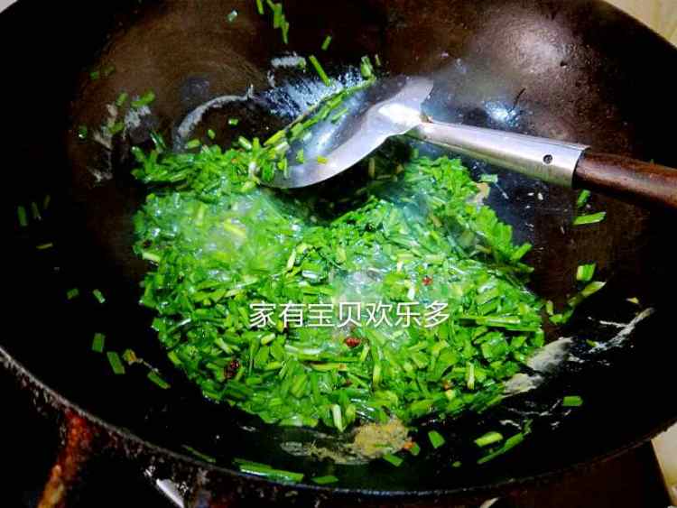 辣椒酱炒韭菜鸡蛋步骤6