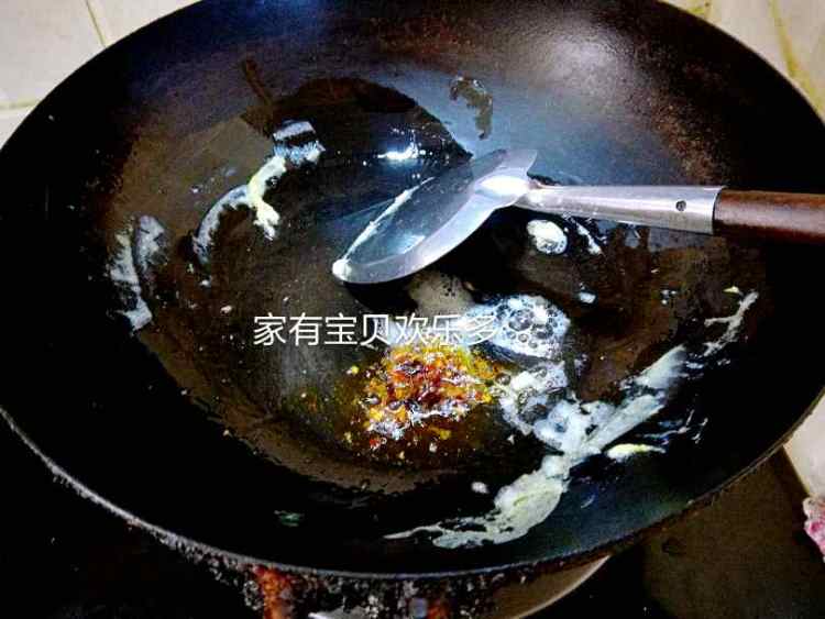 辣椒酱炒韭菜鸡蛋步骤5
