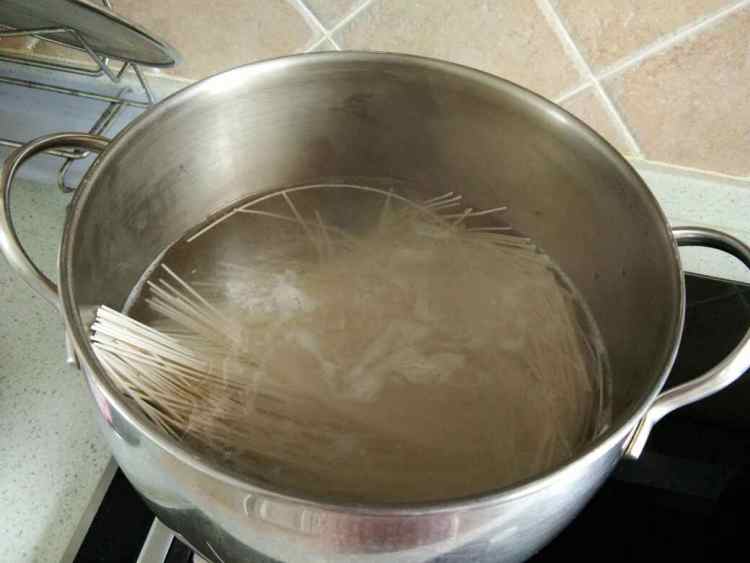 茴香鸡蛋酱过水面步骤2