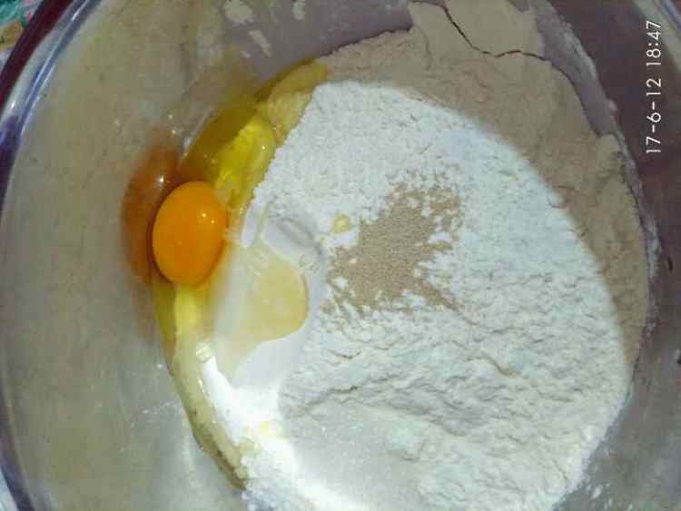 草莓香蕉披萨步骤1