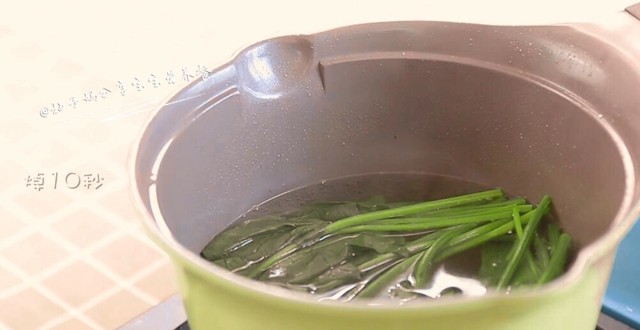 菠菜厚蛋烧—5分钟元步骤1