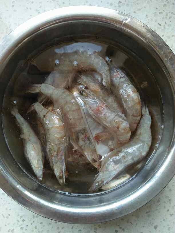 葱香虾仁步骤2
