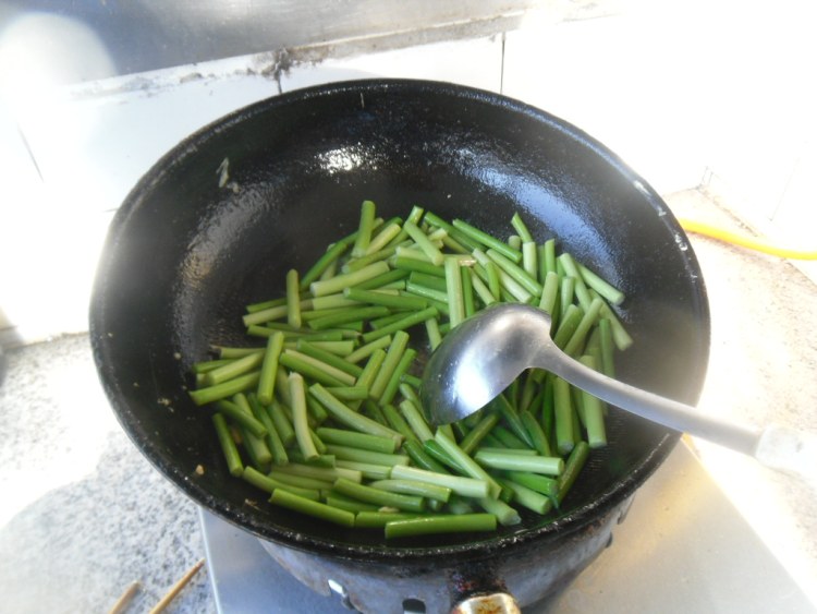 素煸蒜薹步骤6