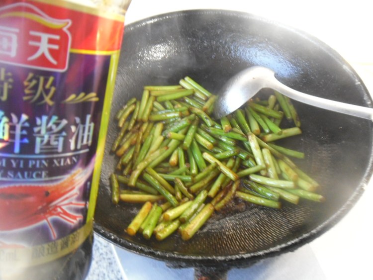 素煸蒜薹步骤8