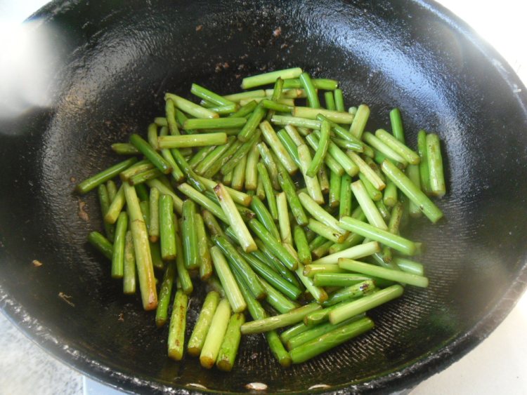 素煸蒜薹步骤7
