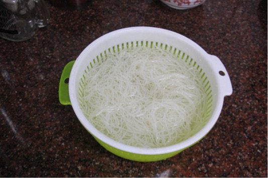 鸡蛋炒米粉步骤1